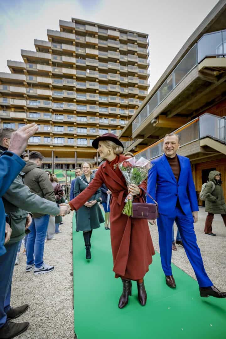 Queen Máxima opens wooden SAWA building on Lloydpier Queen Máxima has officially opened SAWA, the circular wooden residential building on Rotterdam’s Lloydpier, where greenery, shared spaces and mid-rent homes come together.